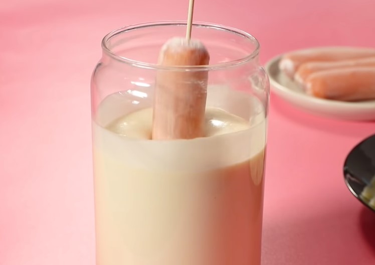 Bước 3 Nhúng xúc xích qua bột Hotdog xúc xích Hàn Quốc