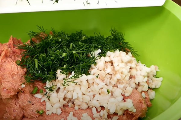 Cách làm chả bò thơm ngon, dai giòn SIÊU hấp dẫn giò bò được trộn đều cùng mỡ và rau thì là