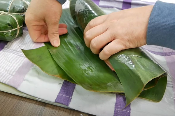 Cách làm chả bò thơm ngon, dai giòn SIÊU hấp dẫn gói giò bò bằng lá chuối